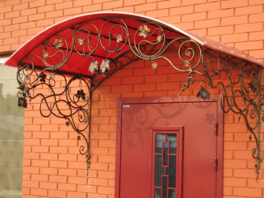 Кованные навесы и козырьки: Стиль и защита для вашего пространства